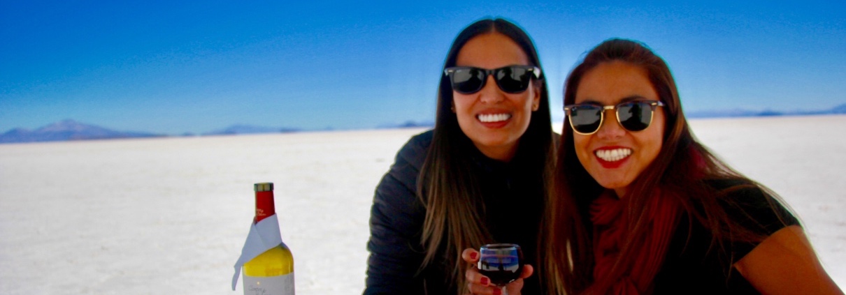 2 Girls drinking Vine_Salar_de_Uyuni